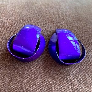 5/$25 royal purple enameled metal knot pierced earrings. 1980s vintage